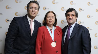 Iván Duque junto a la escritora Nélida Piñón y al presidente del BID, Luis Alberto Moreno.