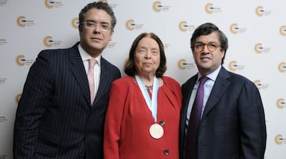 Iv&aacute;n Duque junto a la escritora N&eacute;lida Pi&ntilde;&oacute;n y al presidente del BID, Luis Alberto Moreno.