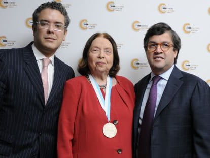 Iv&aacute;n Duque junto a la escritora N&eacute;lida Pi&ntilde;&oacute;n y al presidente del BID, Luis Alberto Moreno.