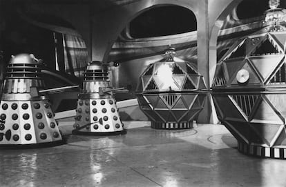 Daleks (izquierda) , entes mutantes gen&eacute;ticamente alterados que pertenecen al ADN de tipo 467-989, se enfrentan a Mecanoides en un cap&iacute;tulo de la serie Doctor Who.