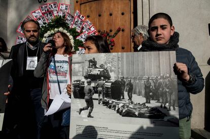 Activistas de la organización chilena de derechos humanos 'Detenidos y Desaparecidos' pronunciaron un discurso durante un mitin frente al palacio presidencial La Moneda, en Santiago.