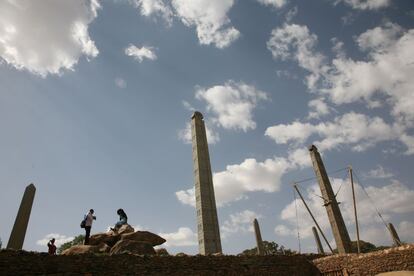 Los obeliscos de la necrópolis de Axum, la ciudad más antigua de Etiopía. Algunos de estos impresionantes monumentos funerarios tienen más de 1.700 años de antigüedad, miden más de 30 metros y pesan más de 500 toneladas.
