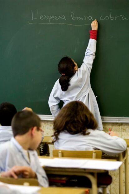 Alumnos en clase en el colegio concertado Mare de Deu del Roser de Barcelona.