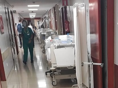 Sanitarios y camas con pacientes en un pasillo de las Urgencias del Hospital Gregorio Marañón, en Madrid, en una foto difundida por el sindicato médico Mats.