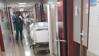 Sanitarios y camas con pacientes en un pasillo de las Urgencias del Hospital Gregorio Marañón, en Madrid, en una foto difundida por el sindicato médico Mats.