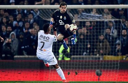 Casillas intercepta un ataque ante Afonso, delantero del Vitoria de Guimares.