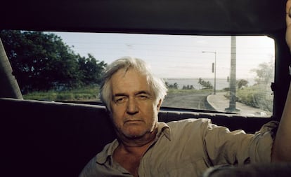 Henning Mankell, en un automóvil en Maputo (Mozambique) en 2004,