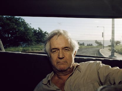 Henning Mankell, en un automóvil en Maputo (Mozambique) en 2004,