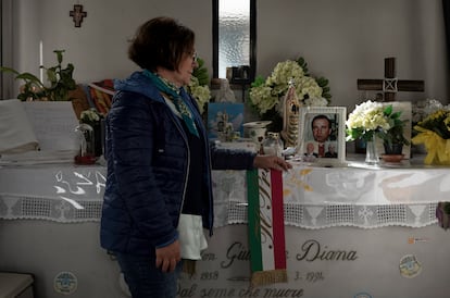 Marisa Diana, hermana de Peppe Diana, sacerdote asesinado por la camorra, en la capilla donde está enterrado.