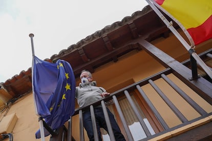 El alcalde de La Hiruela, Ignacio Javier Merino, con las banderas a media asta en el Ayuntamiento