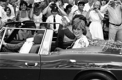 Els prínceps de Gal·les, Carles i Diana, saluden des d'un cotxe descapotable en el seu passeig pels carrers de Gibraltar, en l'inici del seu viatge de noces en un creuer pel Mediterrani al iot 'Britannia', el 1981.