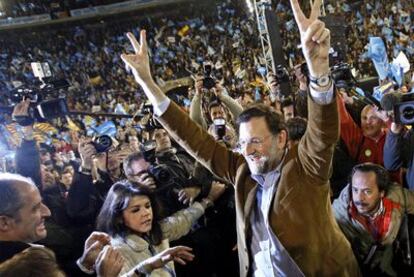 Álvaro Pérez, <i>El Bigotes,</i> detrás de Mariano Rajoy, durante el mitin de cierre de campaña del PP de las generales de 2008.
