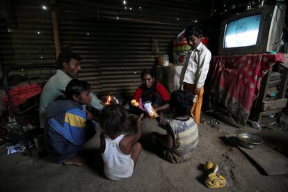 Siddharth Dhage, de 10 años, y su familia se reúnen para desayunar en su casa en Aurangabad, (India).