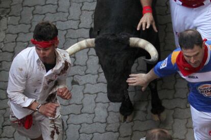 Los toros de la ganadería de Cebada Gago, durante el segundo encierro, tenso y accidentado, de los sanfermines 2011.