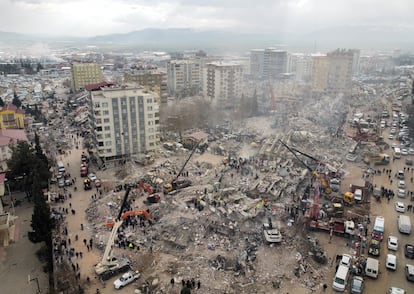 Una imagen tomada con un dron muestra la destrucción que ha provocado el terremoto en la ciudad turca de Kahramanmaras.