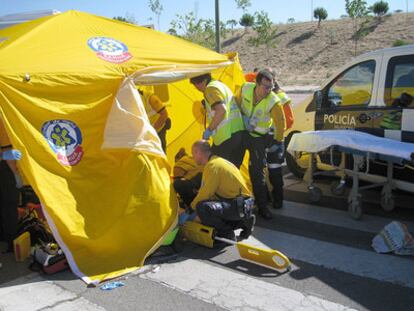 Los sanitarios atienden al transeúnte atropellado en la calle Niceto Alcalá Zamora.