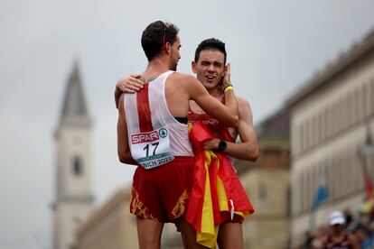 Diego García (a la derecha) es felicitado por Álvaro Martín tras conseguir el tercer puesto.