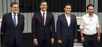 De izquierda a derecha, el presidente del Gobierno en funciones y del PP, Mariano Rajoy, el líder del PSOE, Pedro Sánchez, el presidente de Ciudadanos, Albert Rivera, y el secretario general de Podemos, Pablo Iglesias, antes de iniciar el debate.