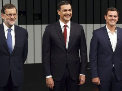 De izquierda a derecha, el presidente del Gobierno en funciones y del PP, Mariano Rajoy, el l&iacute;der del PSOE, Pedro S&aacute;nchez, el presidente de Ciudadanos, Albert Rivera, y el secretario general de Podemos, Pablo Iglesias, antes de iniciar el debate.