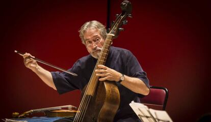 Jordi Savall en una actuació a Torroella.