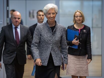 Christine Lagarde, presidenta del BCE, seguida por el vicepresidente del organismo, Luis de Guindos, el jueves en Fráncfort.