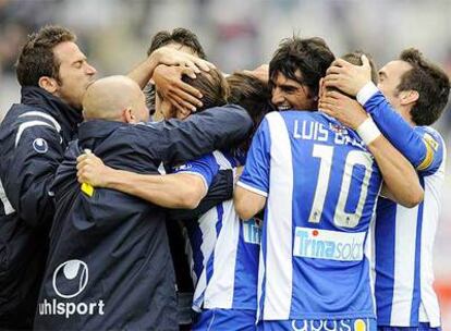 Los jugadores del Espanyol festejan el gol de Román.