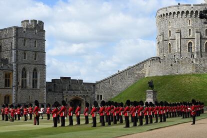 El cumpleaños de la monarca es el 21 de abril, pero la ceremonia oficial se celebra el segundo sábado de junio de cada año. En la imagen, soldados en guardia en el castillo de Windsor, donde ha tenido lugar el evento.