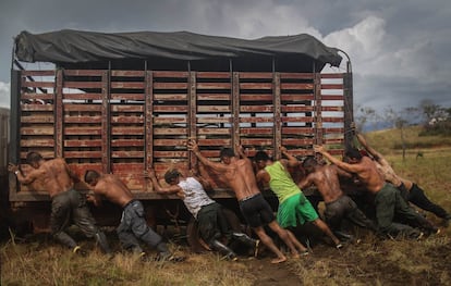 Miembros de las FARC empujan un vehículo atascado en barro en su campamento de los Llanos del Yarí, dónde el acuerdo de paz fue ratificado por las FARC.