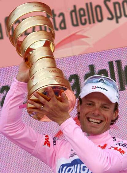 Danilo di Luca celebra su victoria en el Giro.
