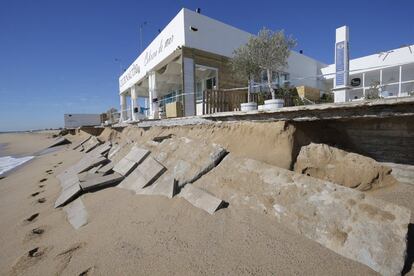 Vista de los desperfectos causados en en el club Náutico de Cabrera de Mar por el temporal de lluvia y granizo que cayó el domingo sobre el Maresme barcelonés y que obligo a los Bomberos de la Generalitat a realizar 33 servicios. 