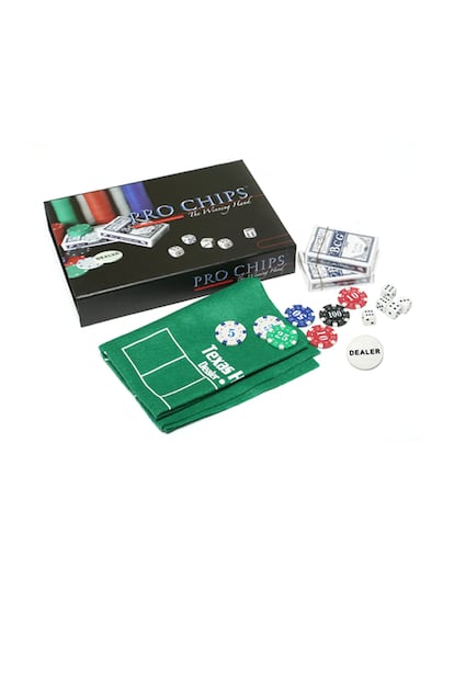 Juego completo de póquer con sus fichas, su tapete y sus cartas. Precio: 19,35 euros.