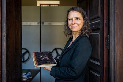 Yanet Acosta sostiene uno de los recetarios del fondo de Lorenzo Cáceres, en el archivo del Ayuntamiento de Garachico.
