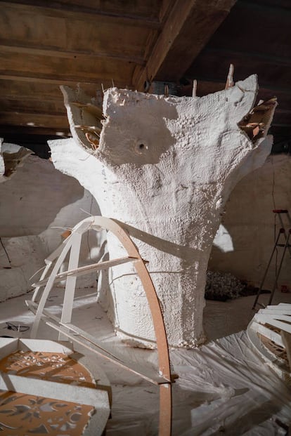 Una de las columnas de la gruta, que se han fabricado previamente en el taller de los arquitectos.