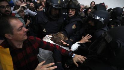 Desalojo de la Policía Nacional y retirada de urnas en un instituto de Barcelona el 1 de octubre.