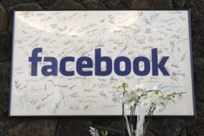 Imagen una placa con la firma de los primeros 200 empleados de Facebook en la sede de la empresa en Palo Alto (CA, EEUU). EFE/Archivo