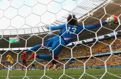 Ochoa despeja un cabezazo de Neymar.