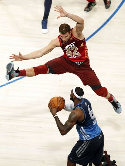 Blake Griffin, de la Conferencia Oeste, salta para bloquear un pase de Lebron James