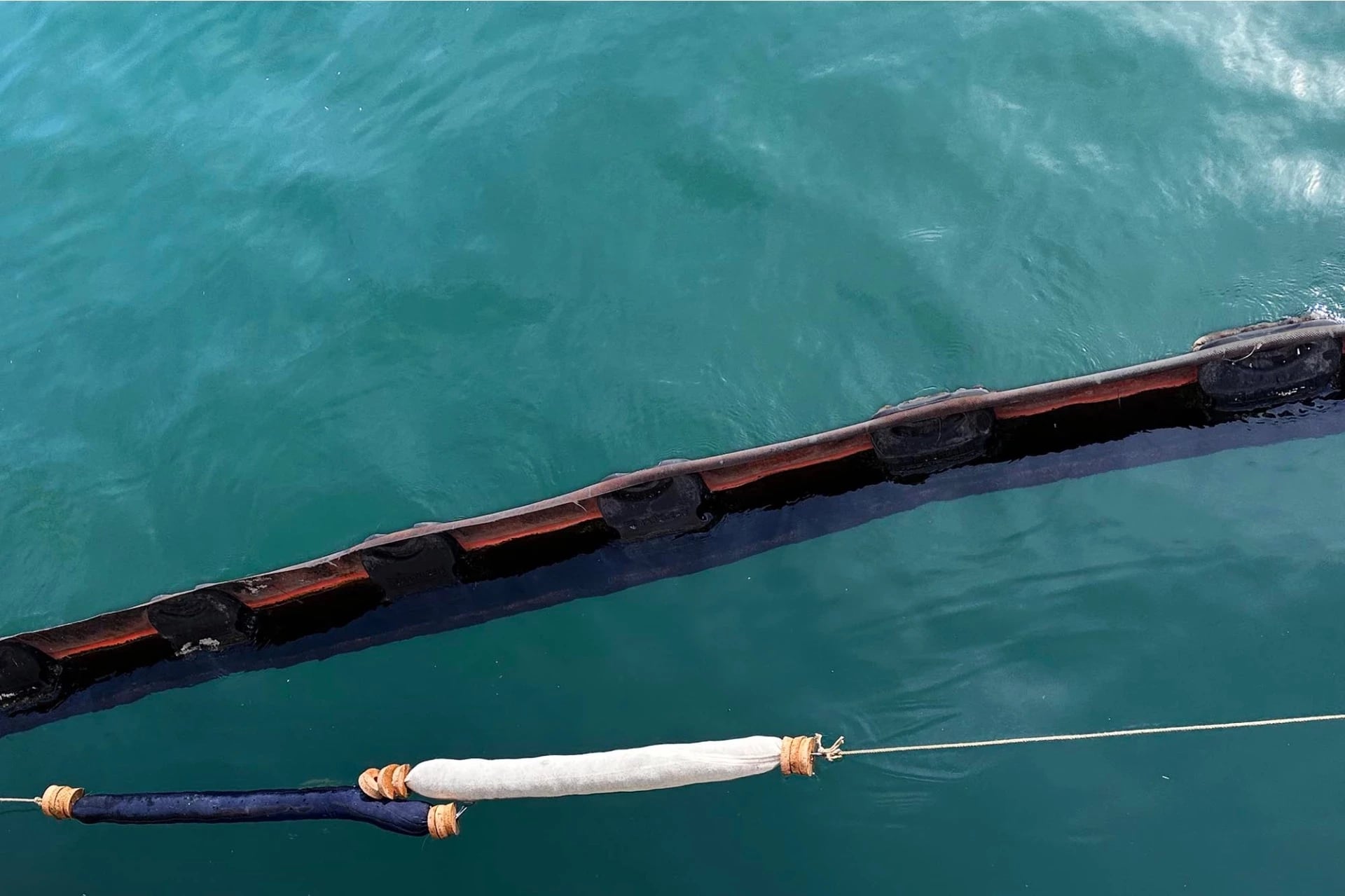 Una barrera Clic sea instalada en el puerto de Barcelona.