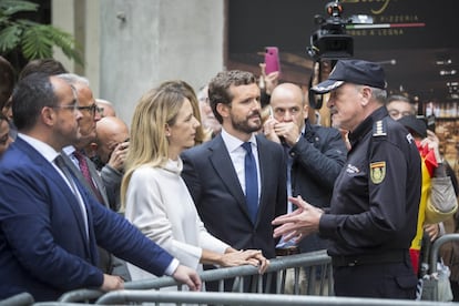 Pablo Casado, presidente del PP, acompañado de Cayetana Álvarez de Toledo, portavoz popular en el Congreso de los Diputados, han visitado este lunes la Jefatura Superior de Policía en la Via Layetana.