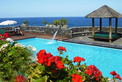 Piscina del hotel Costa Salada, en Tenerife.