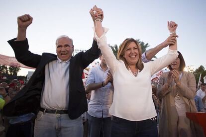 Susana Díaz junto a Alfonso Guerra a su llegada al mitin de cierre de campaña