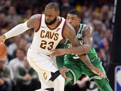 LeBron, ante Marcus Smart, de los Celtics.