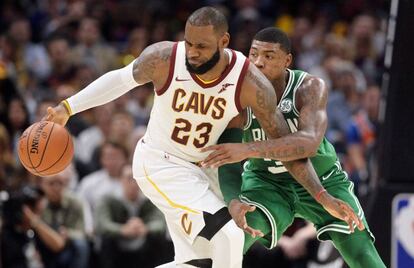 LeBron, ante Marcus Smart, de los Celtics.