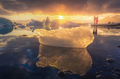 Para muchos, Islandia es la esencia de lo nórdico y uno de los lugares más originales de Europa. Explosivos géiseres, piscinas de lodo hirviendo, nubes sulfurosas que ascienden por grietas terrestres y glaciares que se abren paso entre las montañas e impresionantes lagunas cubiertas de icebergs como Jöjulsarlon (en la foto), recurrente escenario cinematográfico: aparece en 'Muere otro día', de la saga James Bond, y 'Batman Begins', entre otras.