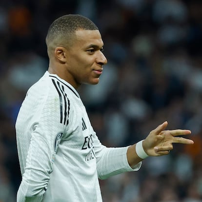 MADRID, 19/02/2025.- El delantero francés del Real Madrid Kylian Mbappé celebra tras anotar el tercer gol de su equipo, durante el partido de vuelta de la eliminatoria previa a los octavos de final de la Liga de Campeones que Real Madrid y Manchester City disputan hoy miércoles en el estadio Santiago Bernabéu. EFE/Juanjo Martín
