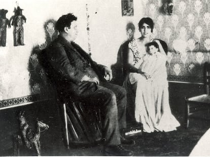 Guadalupe Marín y Diego Rivera con su hija Guadalupe Rivera.