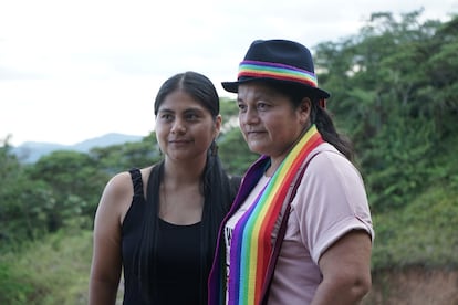 Waldina Muñoz (derecha), lideresa ambiental, acompañada de su hija en Mocoa, Putumayo.
