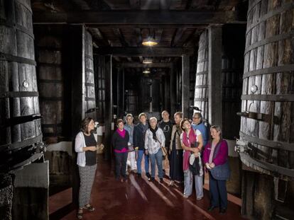 Visitantes en la bodega La Rioja Alta, en el Barrio de La Estación, en Haro.