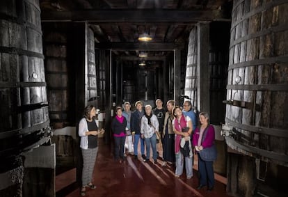 Visitantes en la bodega La Rioja Alta, en el Barrio de La Estación, en Haro.