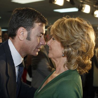 Tomás Gómez y Esperanza Aguirre, en la presentación del plan de Cercanías, en mayo de 2009.